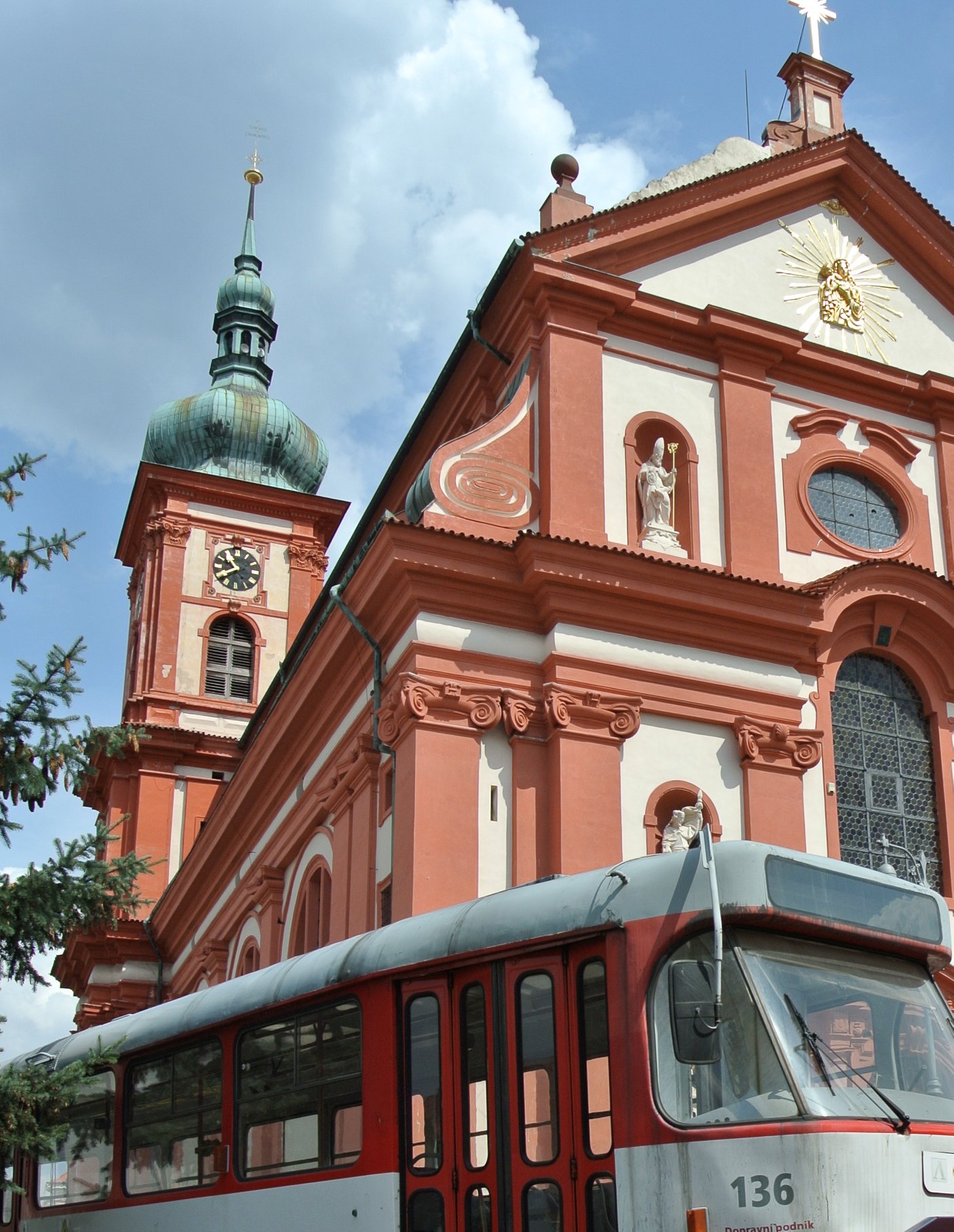 Fotografie tramvaje, jak míjí baziliku